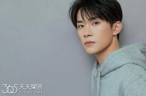 易烊千玺姓什么