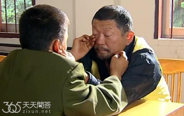 士兵突击许三多父亲为什么进监狱了