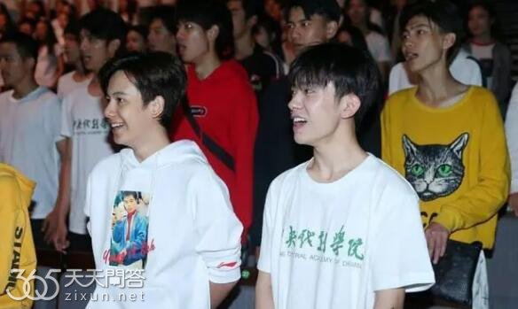胡先煦和易烊千玺是一个班的吗
