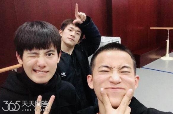 胡先煦和易烊千玺谁大