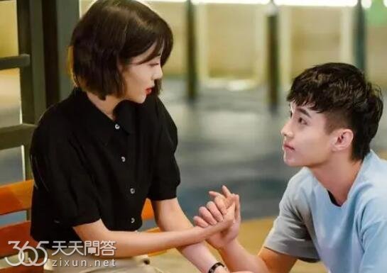 何与和李溪芮是情侣吗